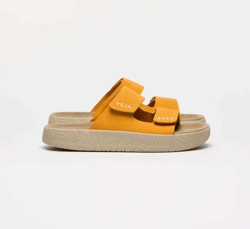 Sandália VEJA Feminino Etna Suede Safran Almond VEJA - VERT Oficial