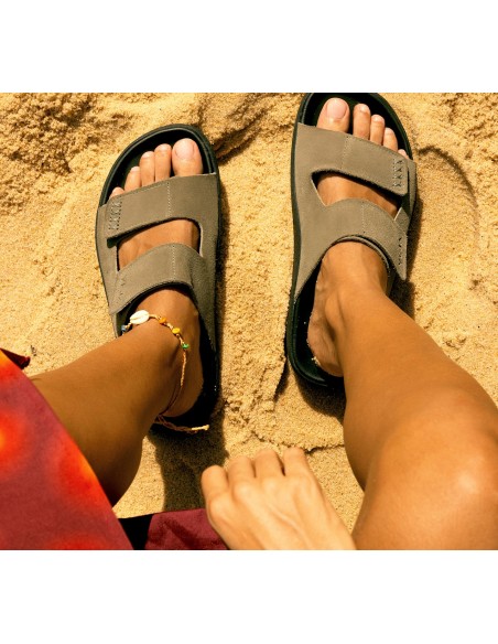 Sandália VEJA Feminino Etna Suede Kaki Preto VEJA - VERT Oficial