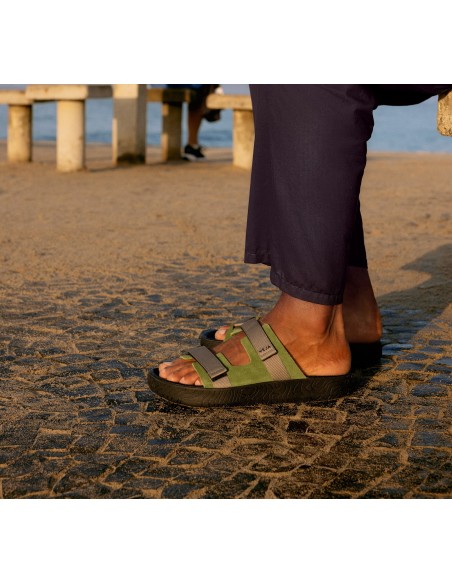 Sandália VEJA Masculina Arpoador suede verde e preta - VERT Oficial