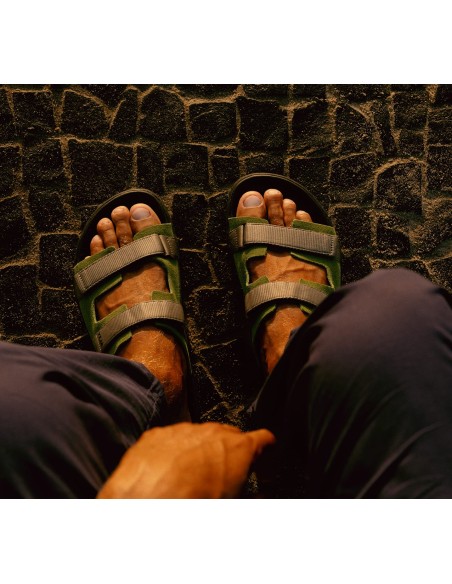 Sandália VEJA Feminina Arpoador suede verde e preta - VERT Oficial