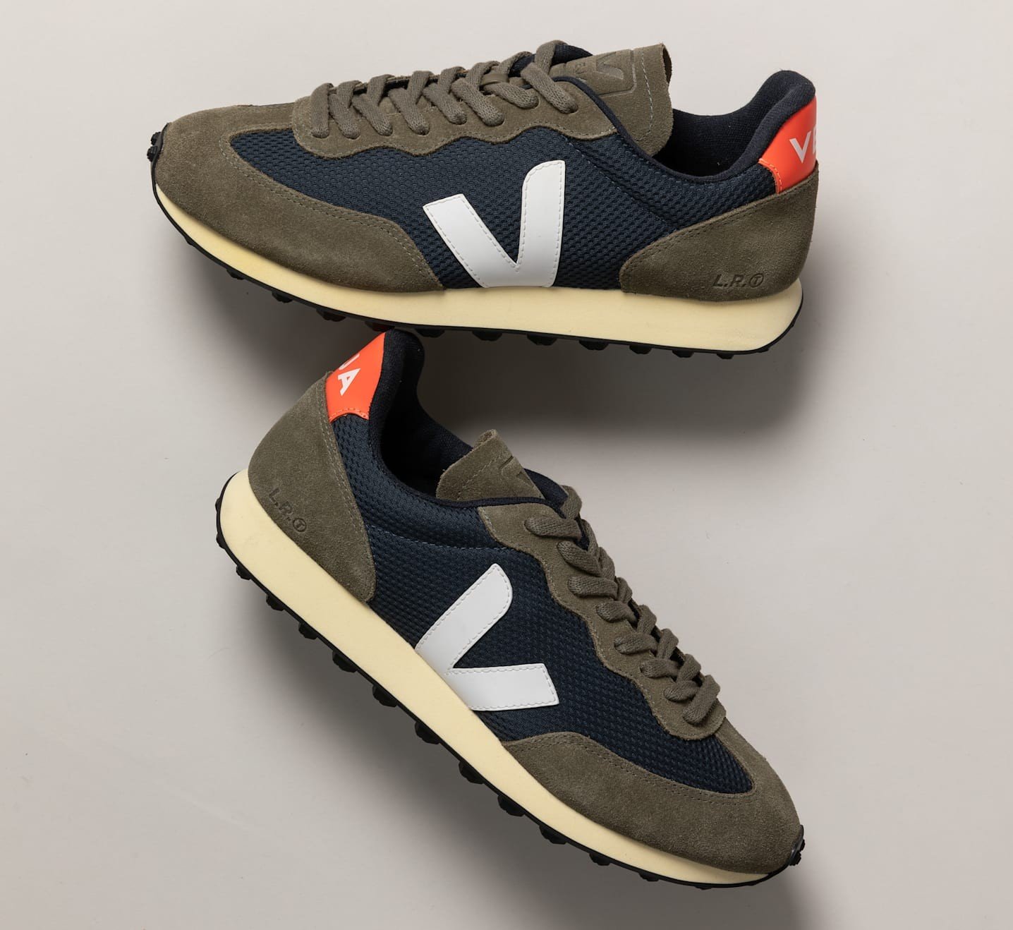 Tênis VEJA Masculino Rio Branco Alveomesh Nautico Branco Orange Fluo VEJA - VERT Oficial Tênis VEJA Masculino Rio Branco Alveomesh Nautico Branco Orange Fluo VEJA - VERT Oficial