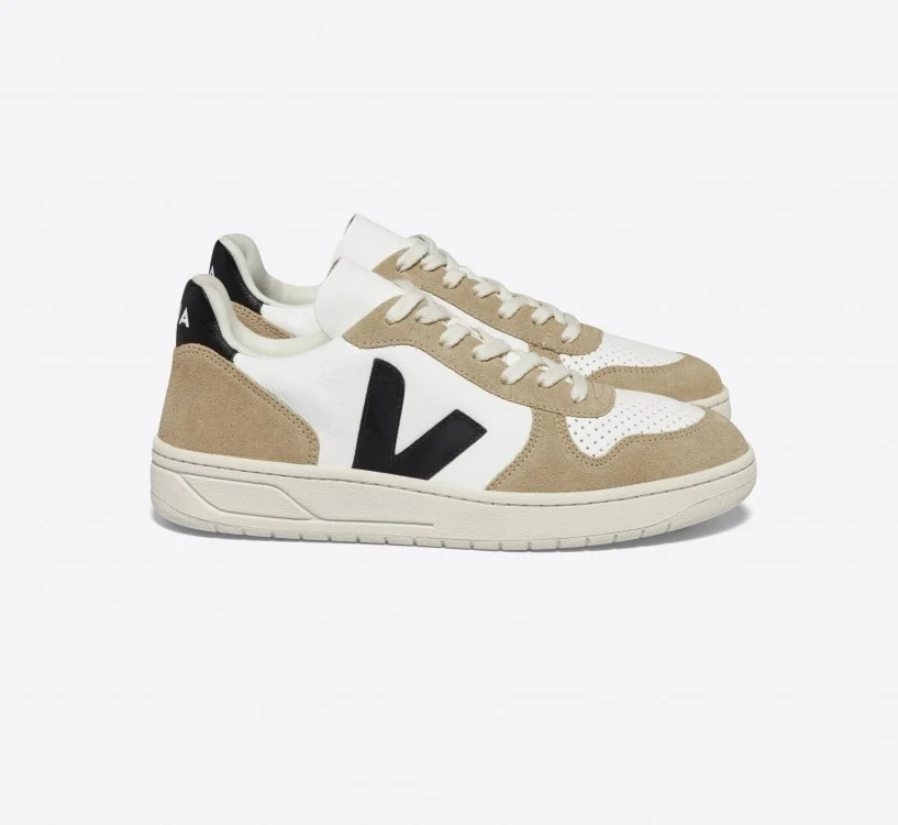 Tênis VEJA Feminino V-10 Couro Branco Emeraude Sahara VEJA
