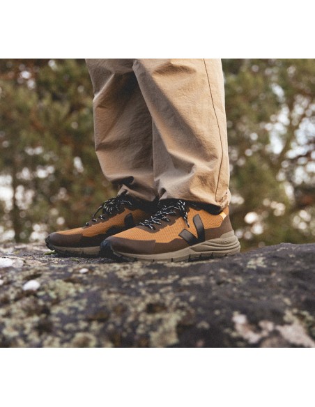 Tênis VEJA Feminino Dekkan Alveomesh Tent Preto Ouro VEJA - VERT Oficial