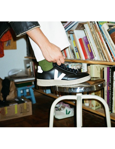 Tênis VEJA Feminino V-12 Couro Preto Branco Dune VEJA - VERT Oficial