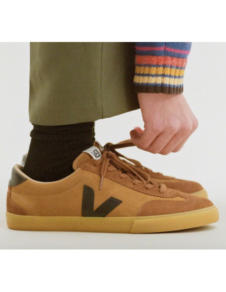 Tênis VEJA Masculino Volley Suede Camel Preto VEJA - VERT Oficial