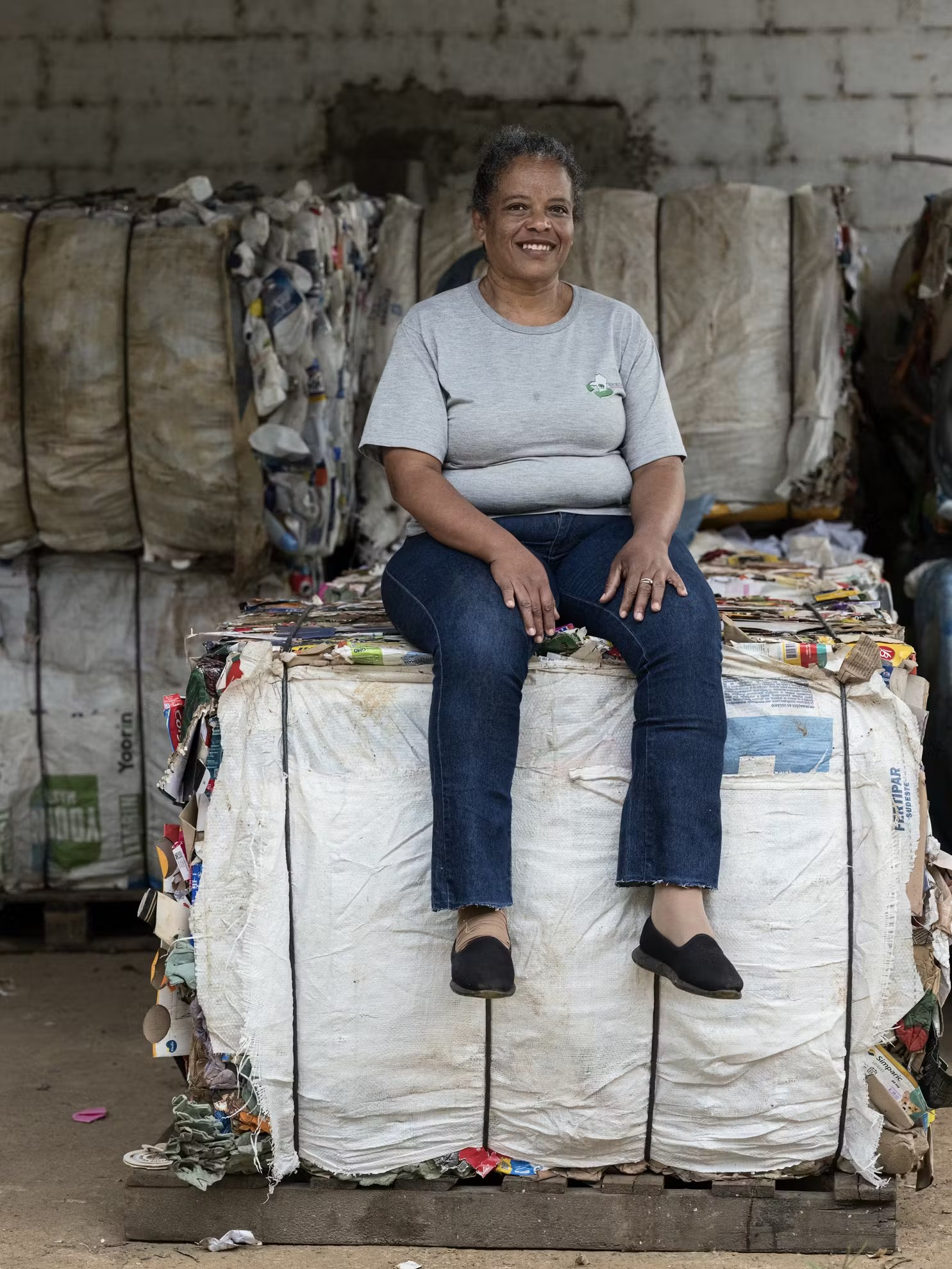 Pilha de fardos de garrafas plásticas antes da transformação 