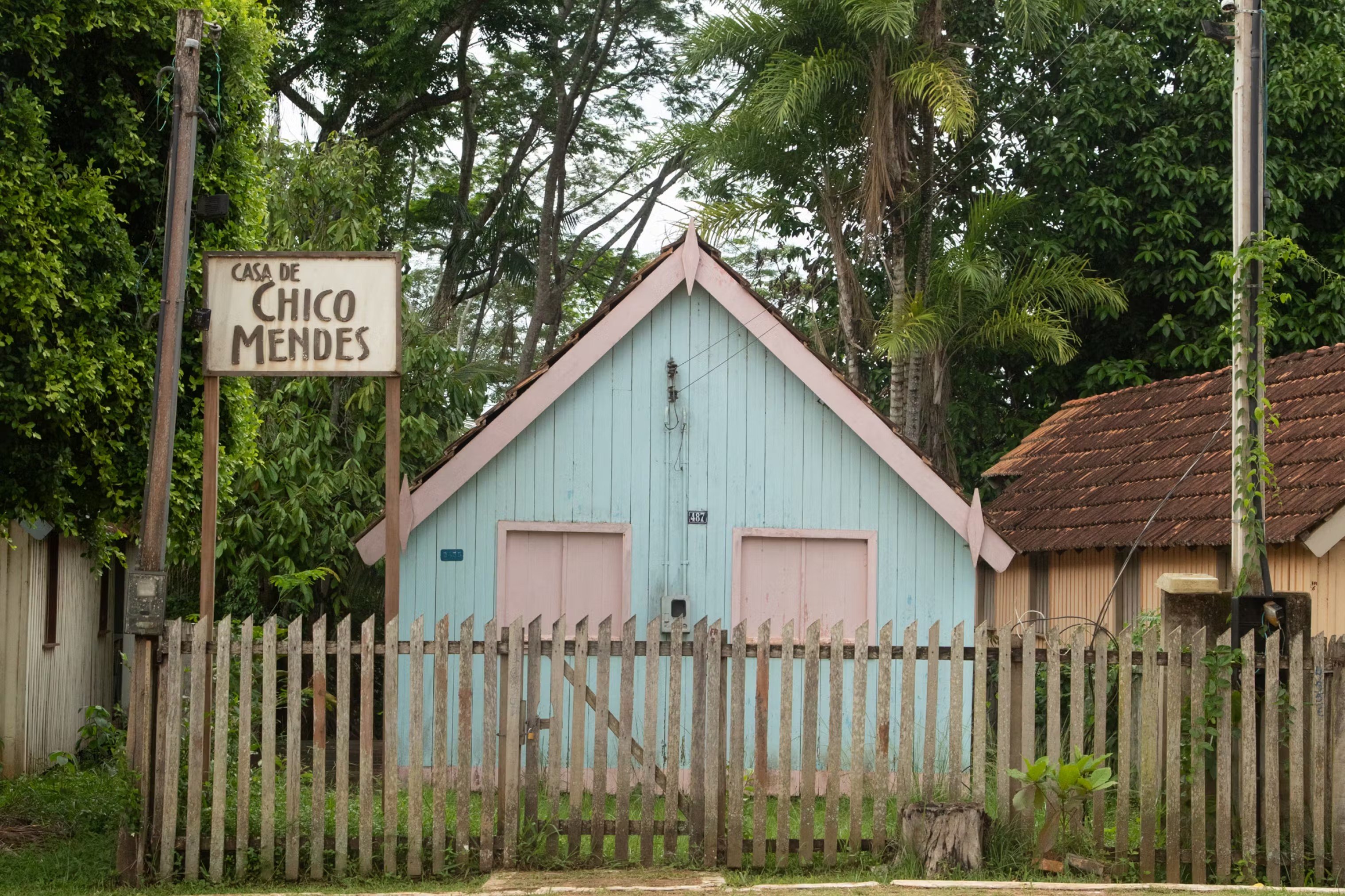 Fotografia casa ocupada por uma família de seringueiros