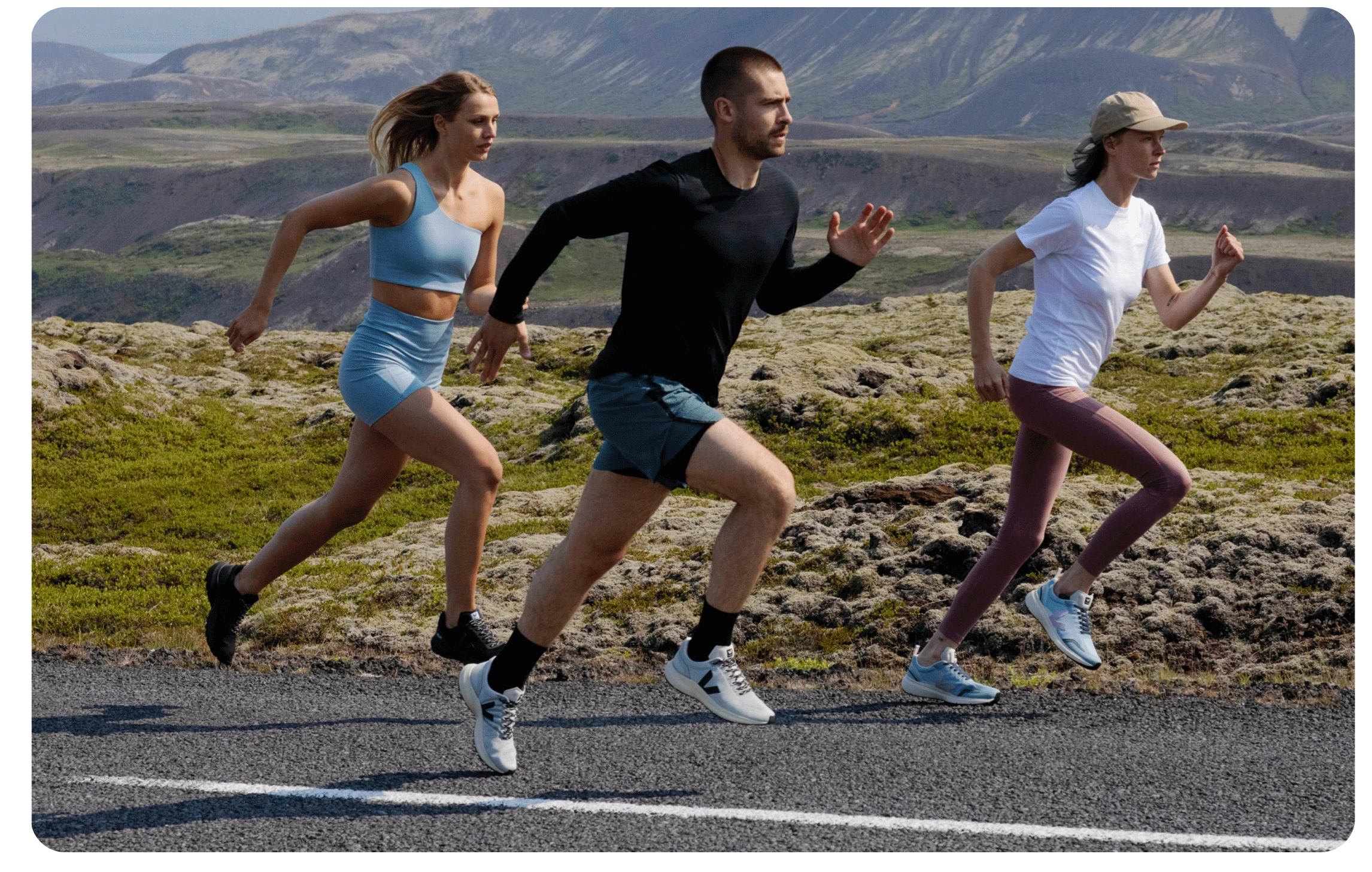 Grupo de pessoas usando tênis running da VERT/VEJA na Islândia 