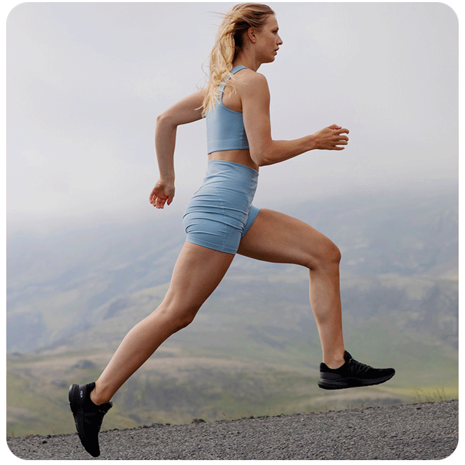 Mulher correndo usando tênis feminino VERT/VEJA Marlin Full Black